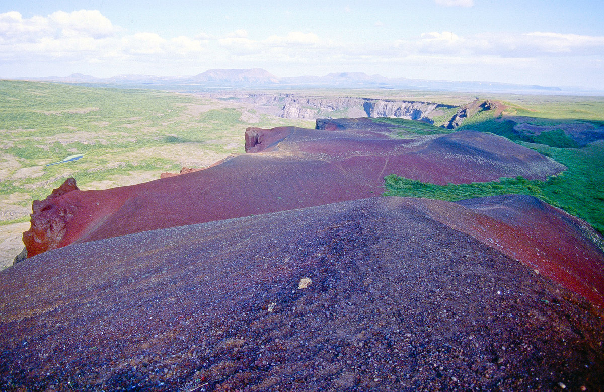 Rauðhólar an der Jökulsá á Fjöllum östlich von Húsavík in Island. Bild vom Dia. Aufnahme: August 1995.