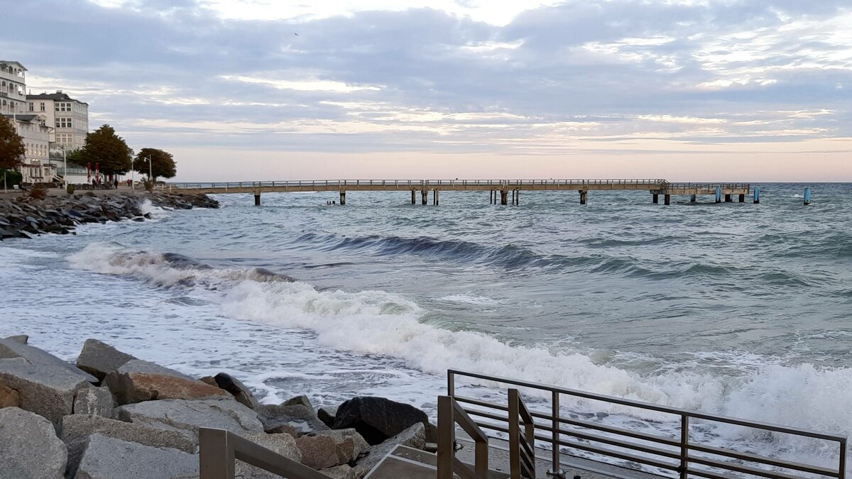 Raue Brandung am Strand von Sassnitz, auf der Halbinsel Jasmund im Nordosten der Insel Rügen, am 01.10.2021.