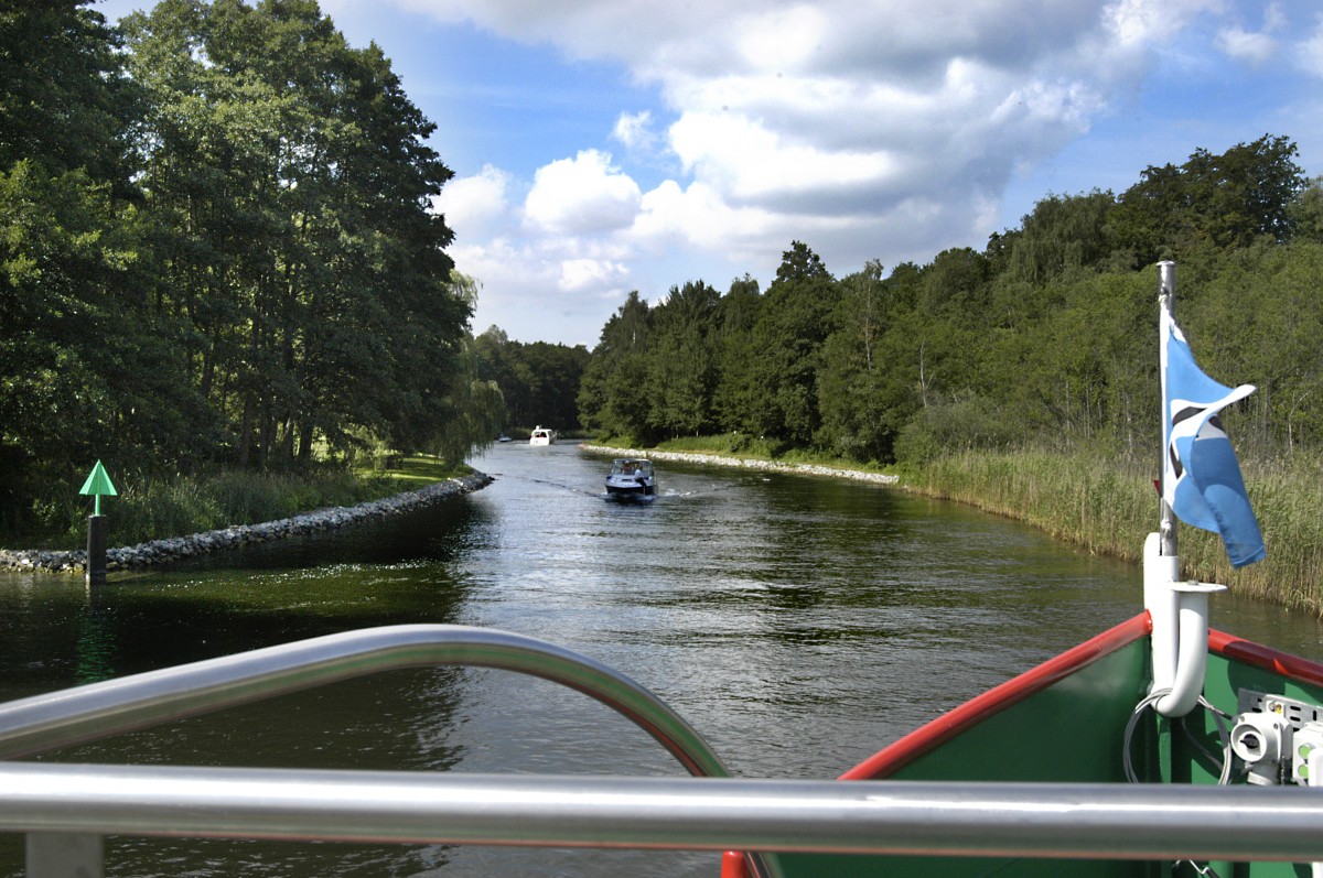 Reeckkanal ist die Verbindungslinie zwischen Müritz und Kölpinsee - hier von der Fähre Waren-Malchow aufgenommen. Aufnahme: Juli 2006.