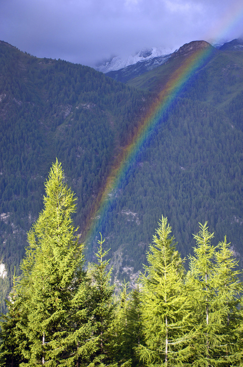 Regenbogen von der Großglockner Hochalpenstraße aus gesehen. Aufnahme: 6. August 2016.