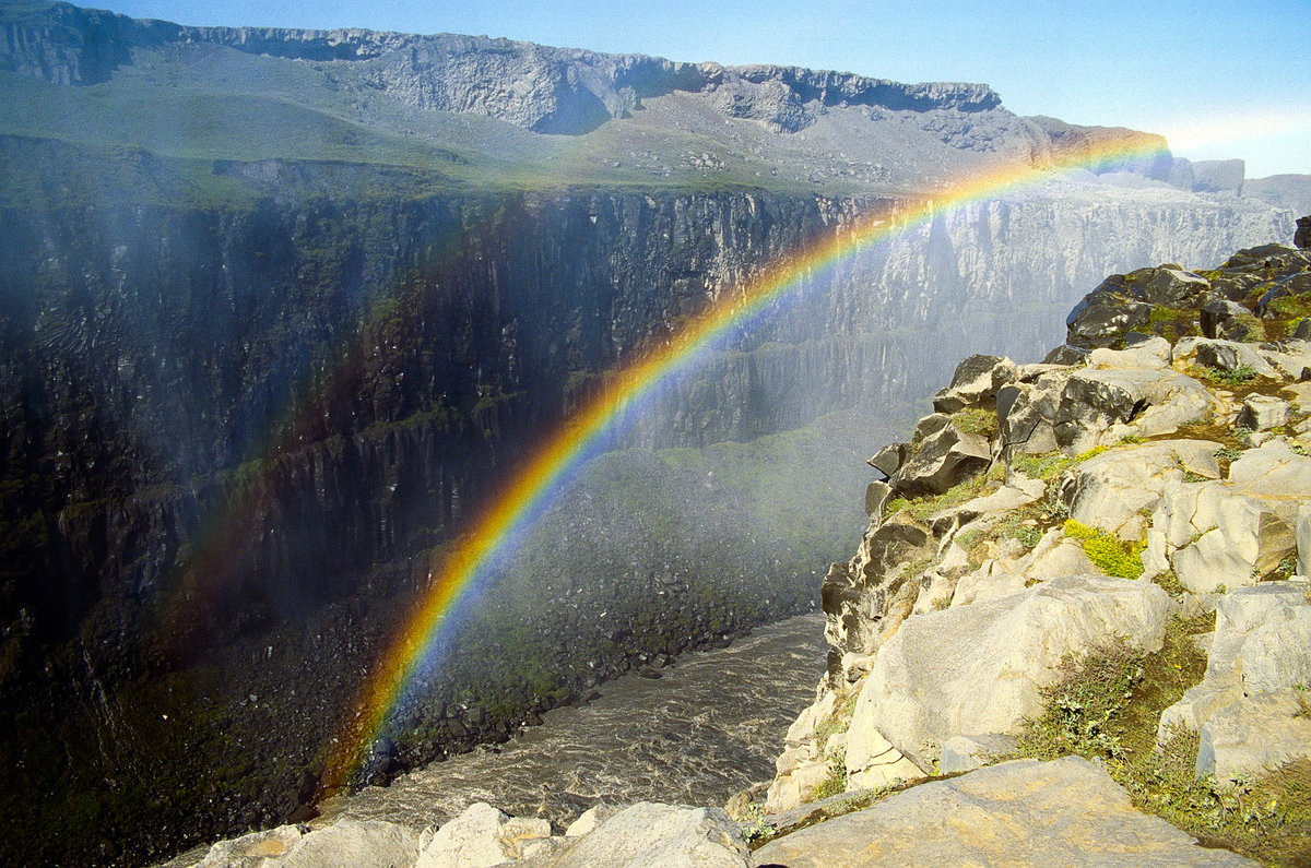 Regenbogen über Jökulsá á Fjöllum. Bild vom Dia. Aufnahme: August 1995.