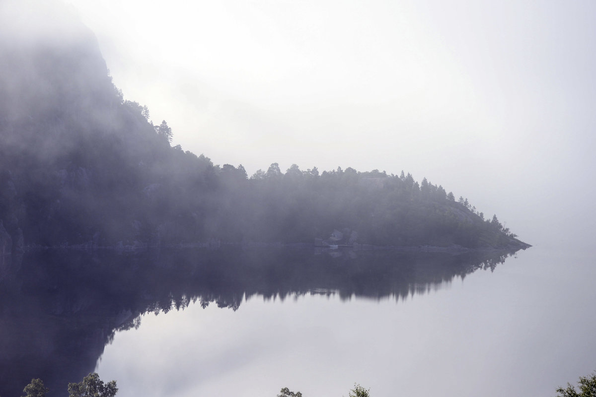 Revsvatnet am Preikestolen Fjellhytta im Morgennebel. Aufnahme: 2. Juli 2018.