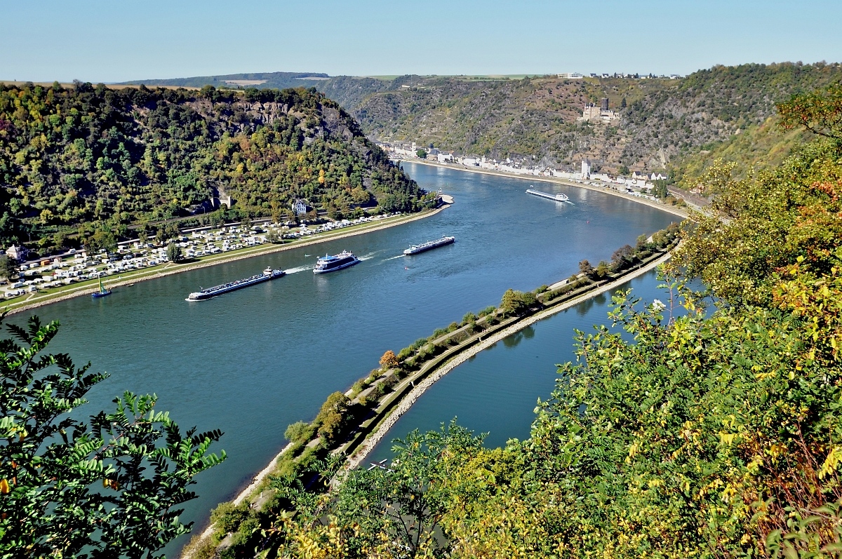 Rhein mit Blick flussabwärts am 02.10.11 vom Loreley-Felsen aus. Rechts hinten ist St. Goarshausen zu sehen.