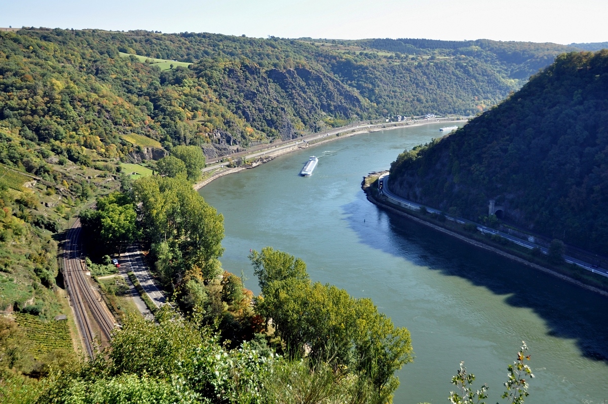 Rhein mit Blick flussaufwärts am 02.10.11 vom Loreley-Felsen aus. Auf der linken Rheinseite sind eine Signaltafel für den Schiffsverkehr (in der Kurve) und die Ein-/Ausfahrt in/aus den Bett-Tunnel zu sehen.