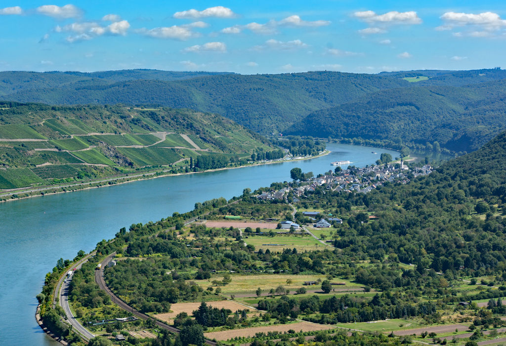 Rhein mit Ortschaft Osterspai (früher Osterspey) im Rhein-Lahn-Kreis. Linksrheinisch befindet sich der Kreis Hunsrück. 23.08.2016