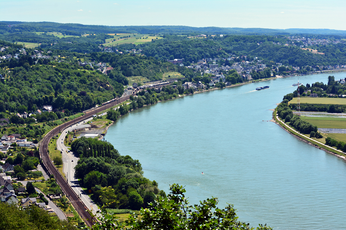 Rheinbogen zwischen Linz und Remagen. Aufgenommen von der Erpeler Ley - 17.06.2015