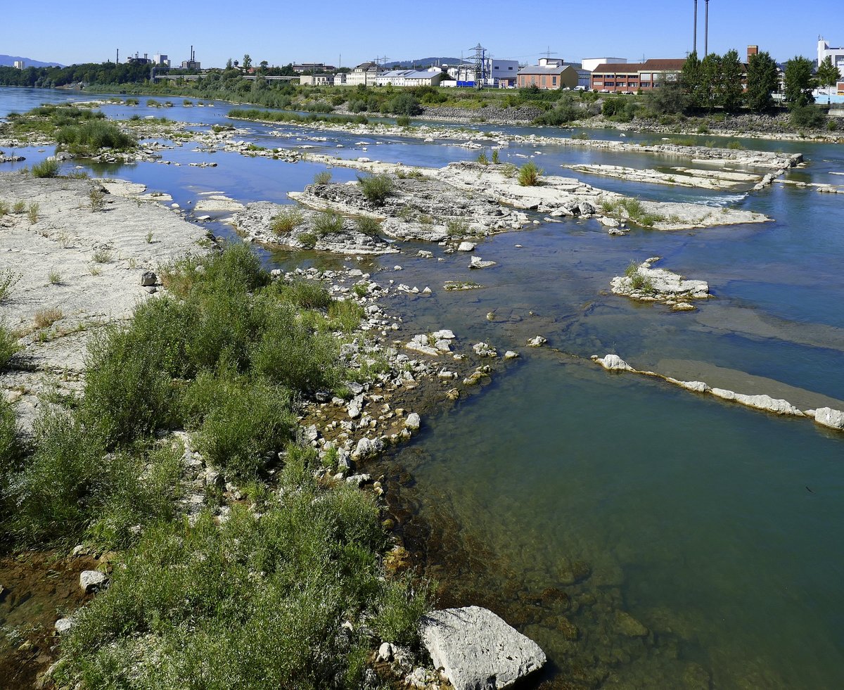 Rheinfelden in Baden, Blick vom Wasserkraftwerk auf das künstlich angelegte lachsgängige Laich-und Fischaufstiegsgewässer, errichtet bis 2012 als ökologische Ausgleichsmaßnahme bei Bau des neuen Laufwasserkraftwerkes, Sept.2019