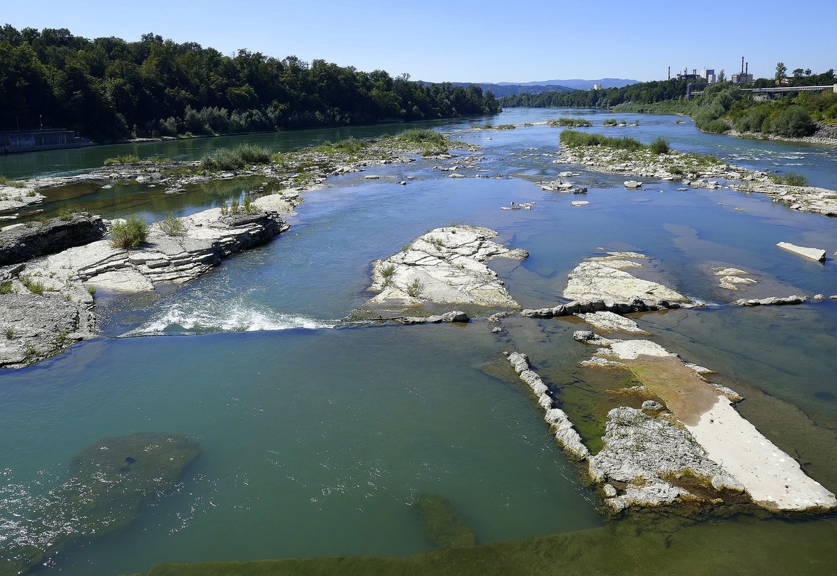 Rheinfelden in Baden, Blick vom Wasserkraftwerk auf das künstlich angelegte lachsgängige Laich-und Fischaufstiegsgewässer, als ökologische Ausgleichsmaßnahme beim Bau des neuen Laufwasserkraftwerkes errichtet, Sept.2019