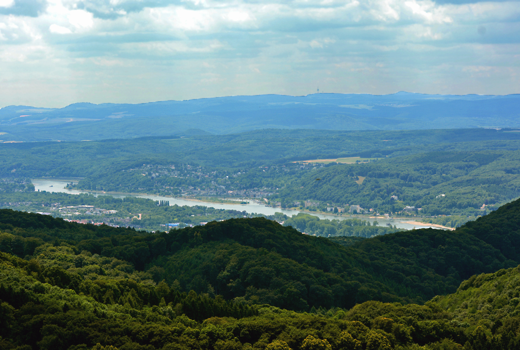 Rheinlandschaft mit Oberwinter und Rolandseck (rechtsrheinisch) und dahinter die Hügel der Eifel - 26.06.2014