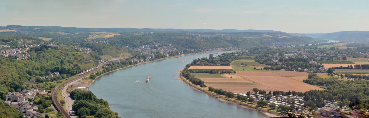 Rheinlauf von Kripp bis Bad Breisig. Bildmitte links vom Rhein ist Linz/Rhein - 03.07.2014