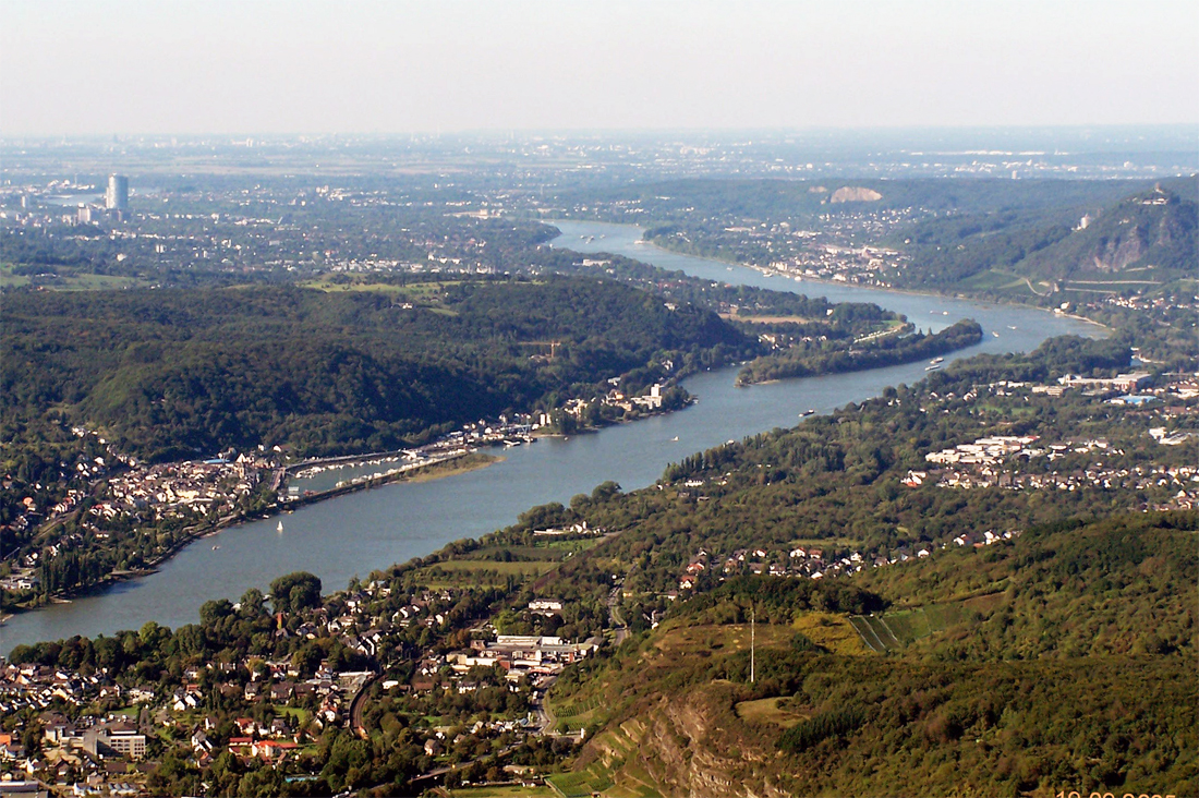 Rheinlauf von Rheinbreitbach im Süden bis Bonn. Am Horizont im Dunst ist Köln. Luftaufnahme Ende 90iger / Anfang 20iger Jahre. 