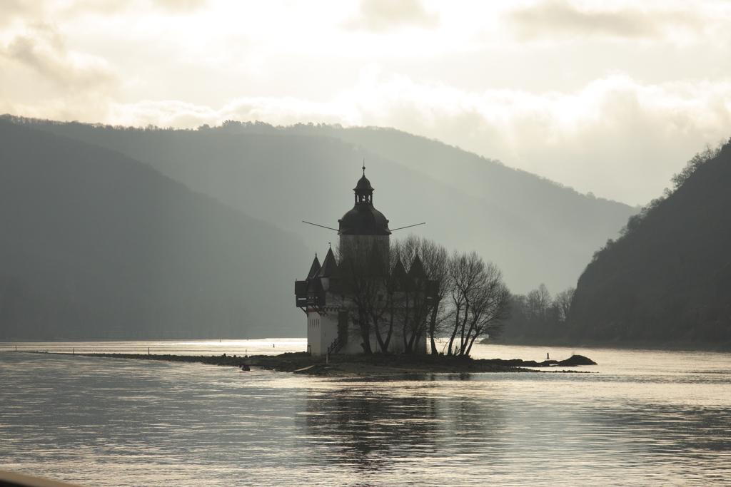 Rheinpfalz bei Kaub Fluss aufwärts gesehen am Morgen des 2.2.2014.