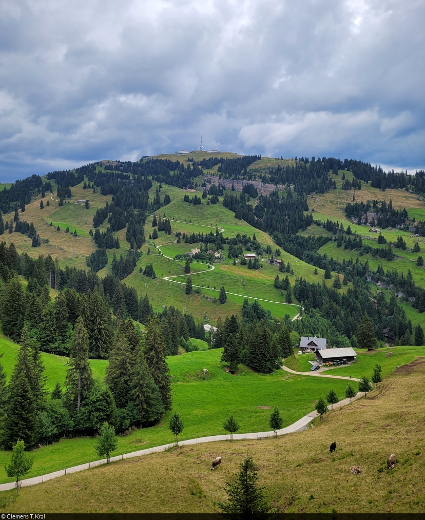 Rigi Kulm, mit 1797 Metern ü. NN der höchste Berggipfel des Bergmassivs Rigi, fotografiert während einer Wanderung auf dem Panoramaweg nach Rigi Scheidegg.

🕓 29.7.2023 | 14:51 Uhr