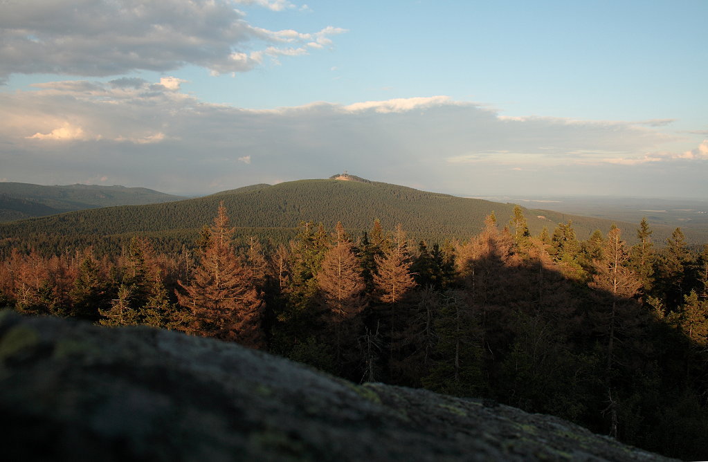 Rötliches Licht der Abendsonne auf den Hohneklippen (von links), dem Wurmberg und dem Ostharz; Aufnahme vom 12.07.2014 auf der Felskanzel der Achtermannshöhe...