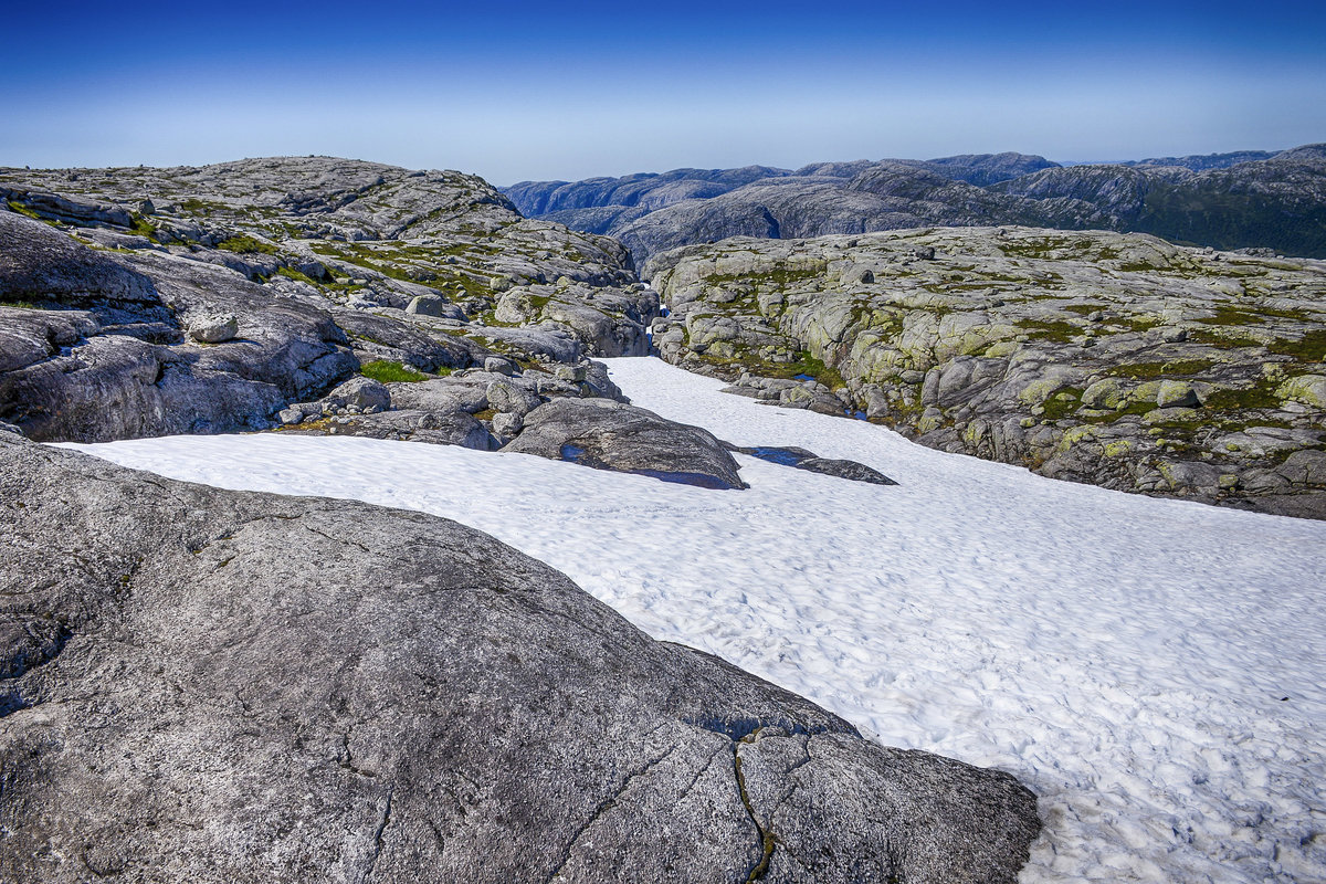 Roland, Norwegen - Bei Schnee ist die Wanderung zum Kjeragbolten, wenn überhaupt, nur in Begleitung eines Naturführers zu empfehlen. In jedem Fall sind feste Schuhe, vorzugsweise Bergschuhe, zu empfehlen.
Aufnahme: 3. Juli 2018.