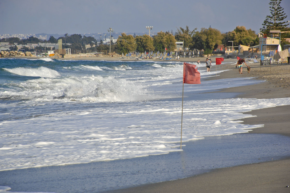 Rote Flaggen am Strand for Platanias auf Kreta. Aufnahme: 18. Oktober 2016.