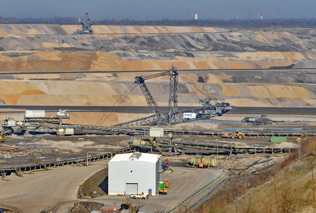 RWE-Tagebau Inden, Absetzer und Förderbänder. Im Abbaugebiet Inden werden ca. 22 Milionen Tonnen Braunkohle für das Kraftwerk Weisweiler gefördert - 15.02.2017