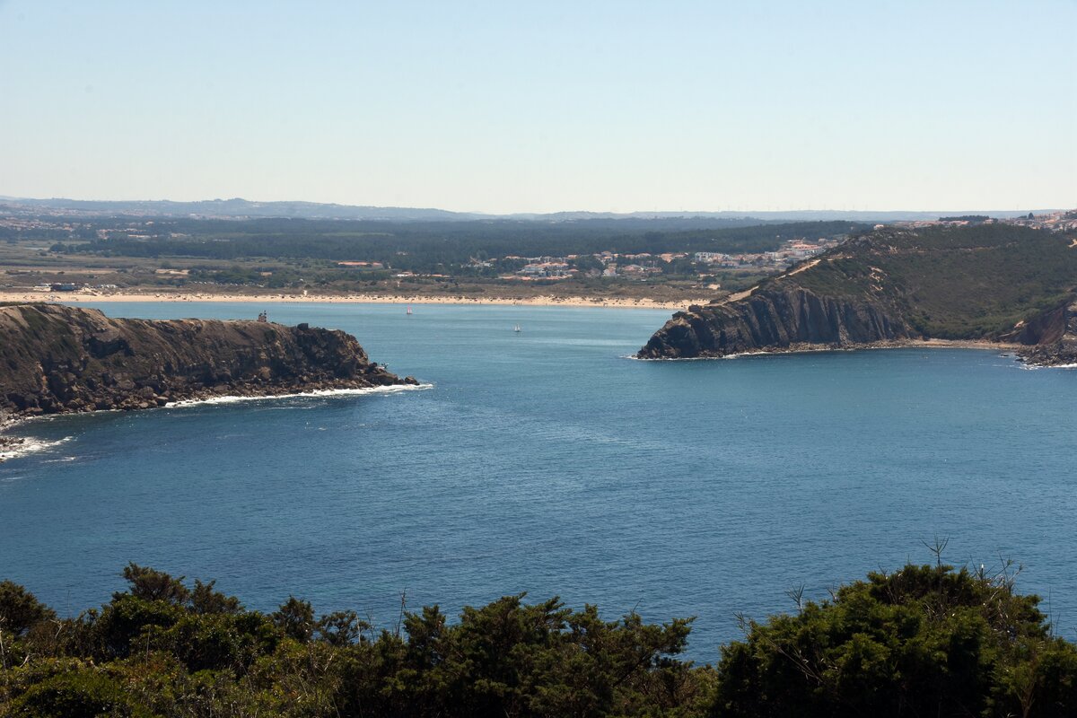 SÃO MARTINHO DO PORTO, 17.08.2019, Blick auf die Felsenenge und die dahinter liegende Bucht von São Martinho do Porto