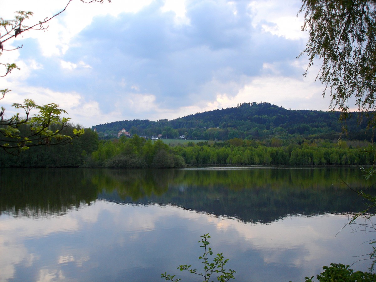 Schsisches Vogtland, Blick ber den Brenteich zum 759m hohen Kapellenberg, links davor der Ort Schnberg mit dem Schlo, Mai 2007