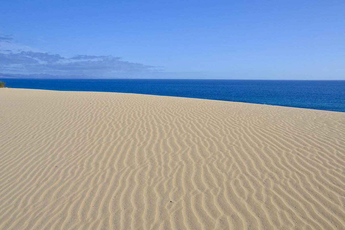 Sanddünen in Parque Natural de Corralejo auf der Insel Fuerteventura in Spanien. Aufnahme: 18. Oktober 2017.