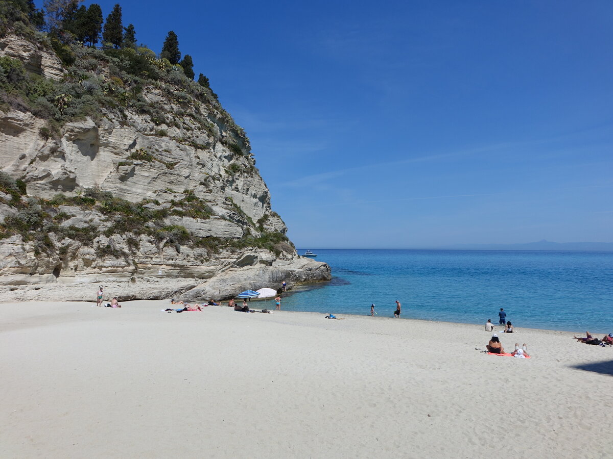 Sandstrand Mare Piccolo bei Tropea, Kalabrien (09.04.2024)