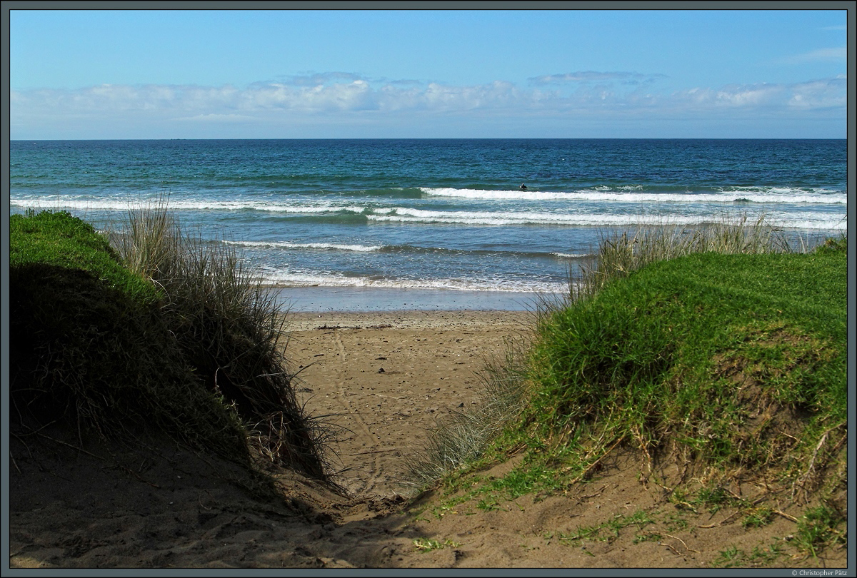 Sandy Bay ist eine bei Surfern beliebte Bucht an Ostküste der Nordinsel. Am 11.10.2016 hat sich allerdings nur ein einzelner Surfer ins kühle Nass gewagt.