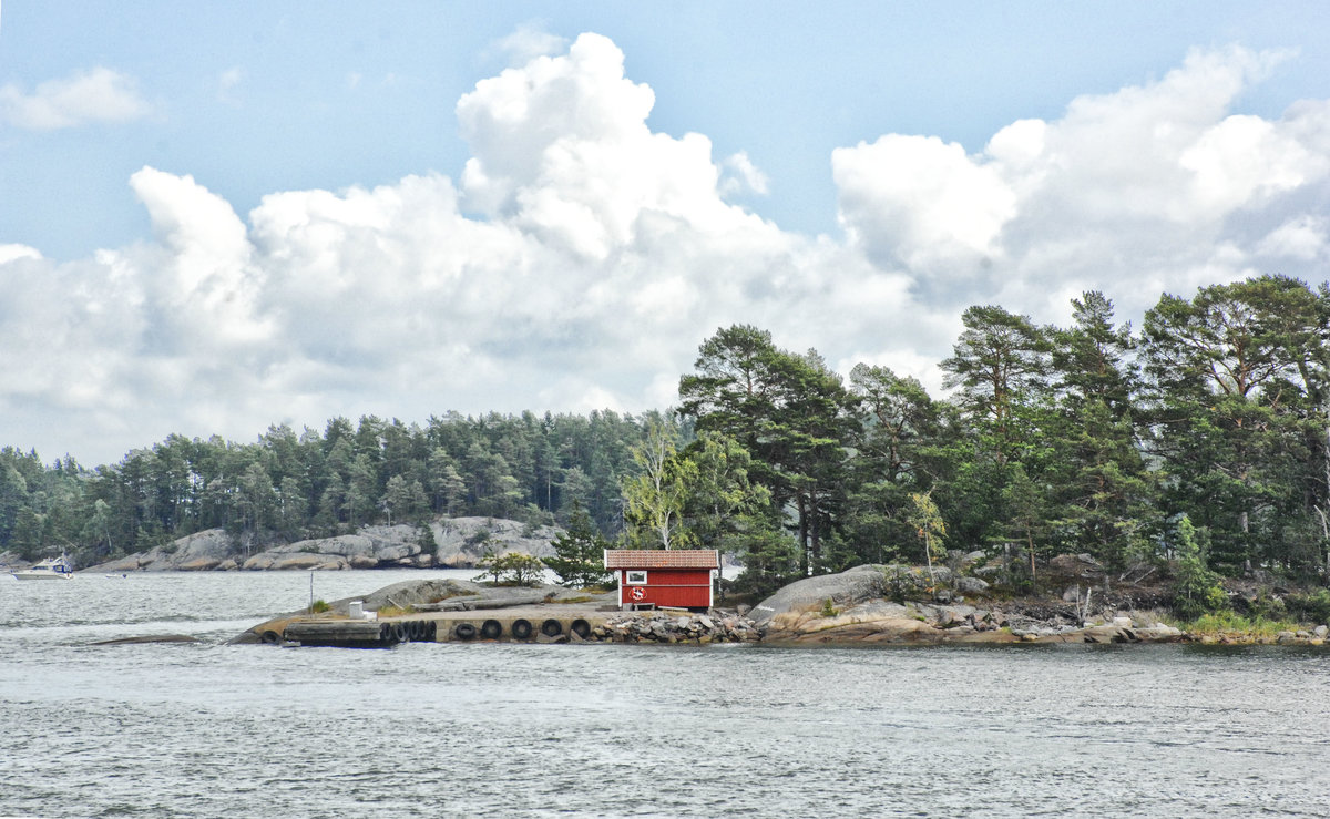 Schärenküste der Insel Yxlan östlich von Stockholm. Der Stockholmer Schärengarten ist die größte Inselgruppe in Schweden und die zweitgrößte Inselgruppe der Ostsee nach dem Schärenmeer, das zu Finnland gehört.
Aufnahme: 26. Juli 2017.