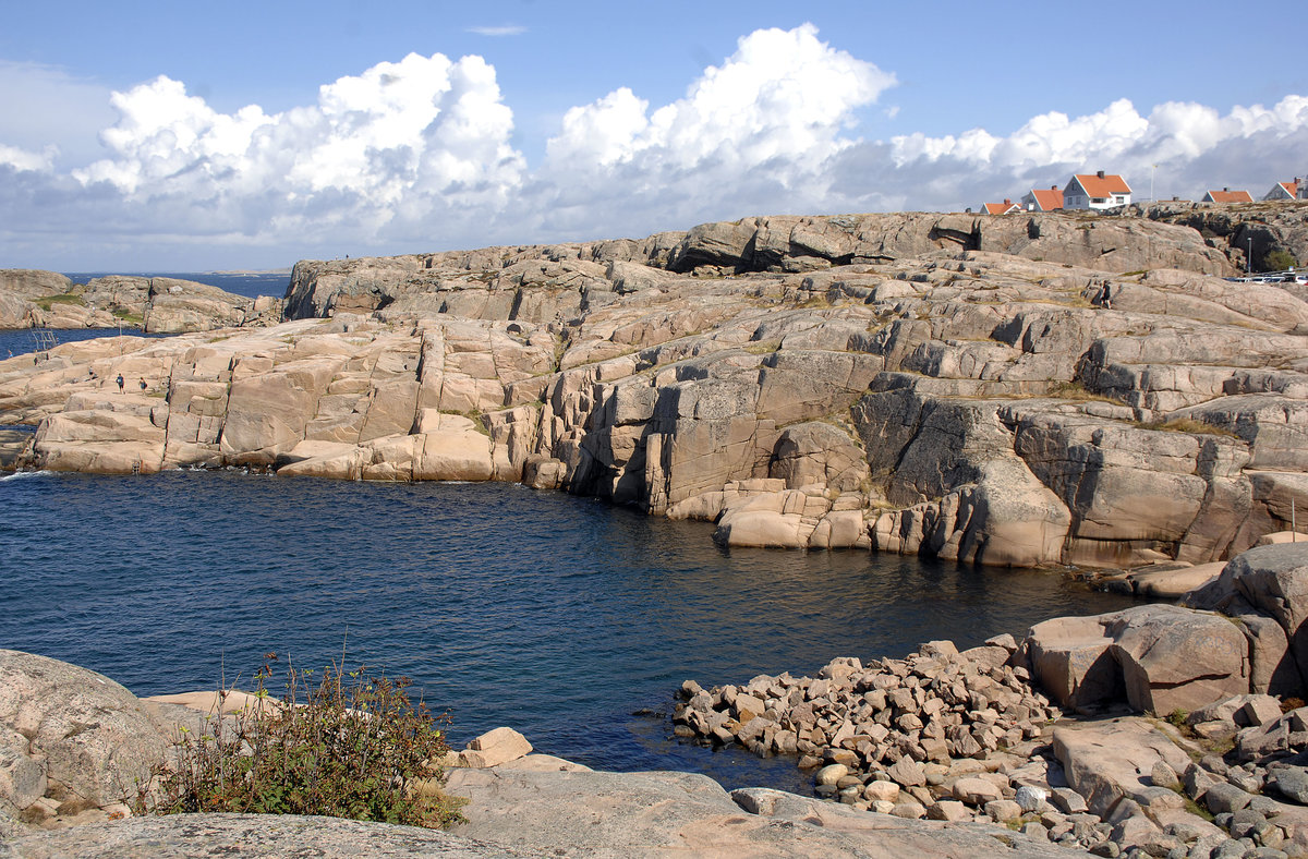 Scherenküste vor der Insel Kleven westlich von der Ortschaft Mögen im westlichen Schweden. Ein Schärengarten (schwedisch:  »skärgård«) ist eine hauptsächlich aus Schären bestehende Küstenlandschaft. Der Begriff wird im Deutschen hauptsächlich für Regionen im nordeuropäischen und nordatlantischen Raum wie der nördlichen Ostsee, vor der norwegischen Küste und vor Grönland verwendet.
Aufnahme: 2. August 2017.