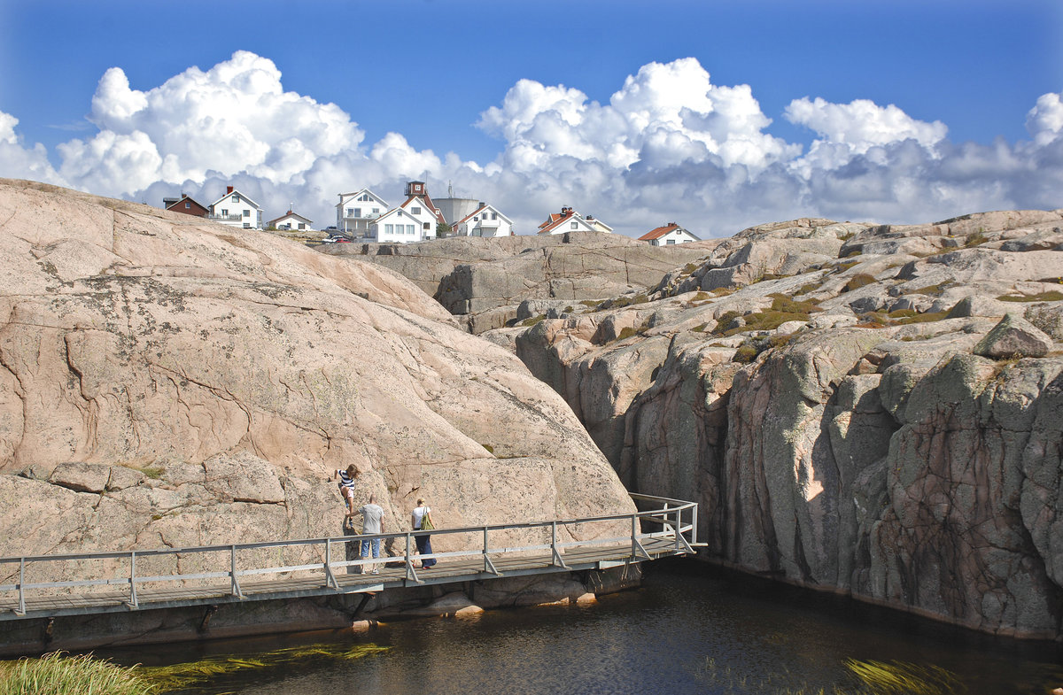 Scherenlandschaft auf der Insel Kleven in Schweden. Schären kommen vor allem in Skandinavien vor. Häufig bilden sie Gruppen aus vielen Hunderten einzelnen Inseln. Wegen der Vorstellung, man habe einen der Landmasse vorgelagerten »Hof« mit Inseln vor sich, heißt dieses Phänomen »skärgård« auf schwedisch.
Aufnahme: 2. August 2017.