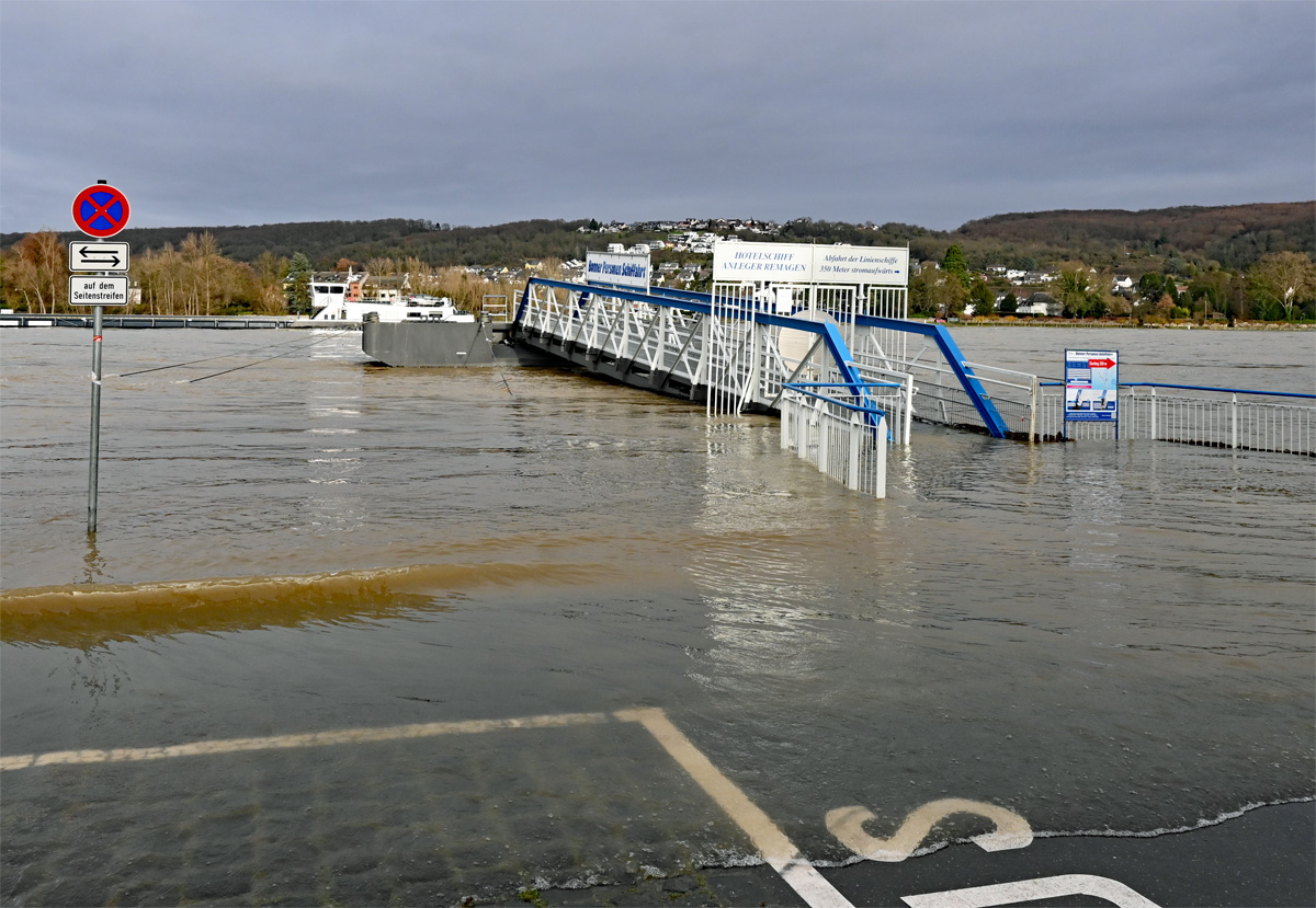 Schiffsanleger bei Rheinhochwasser in Remagen - 16.12.2023