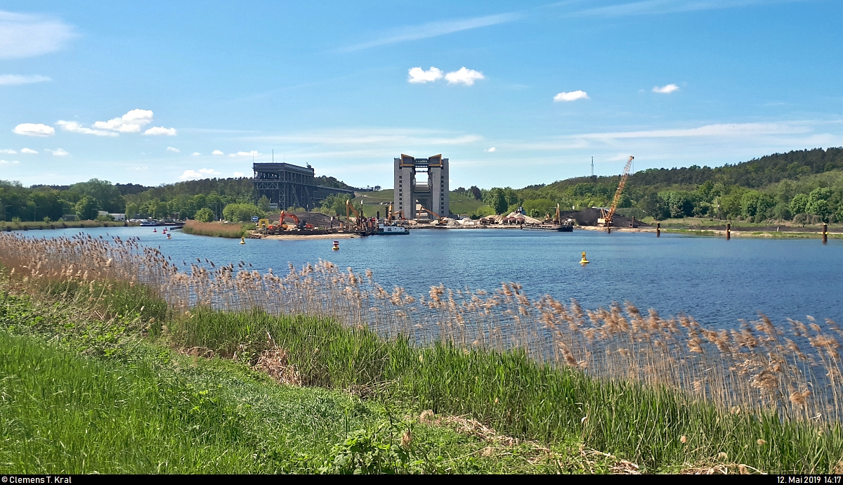 Schiffshebewerk(e) Niederfinow im Wandel der Zeit...
Blick vom Naturschutzgebiet Niederoderbruch (Landkreis Barnim) auf das alte und neue, noch im Bau befindliche Hebewerk am östlichen Ende des Oder-Havel-Kanals, Teil der Havel-Oder-Wasserstraße.
Bei schiffbilder.de wurde es leider abgelehnt. Grund:  Motiv zu sehr im Hintergrund.  Daher versuche ich hier mein Glück.
[12.5.2019 | 14:17 Uhr]