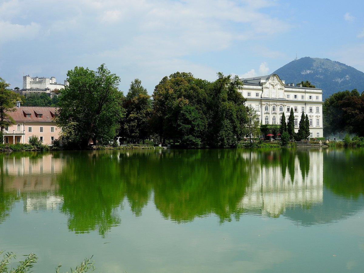 Schloß Leopoldskron, sowie im Hintergrund die Festung-Hohensalzburg; 180815