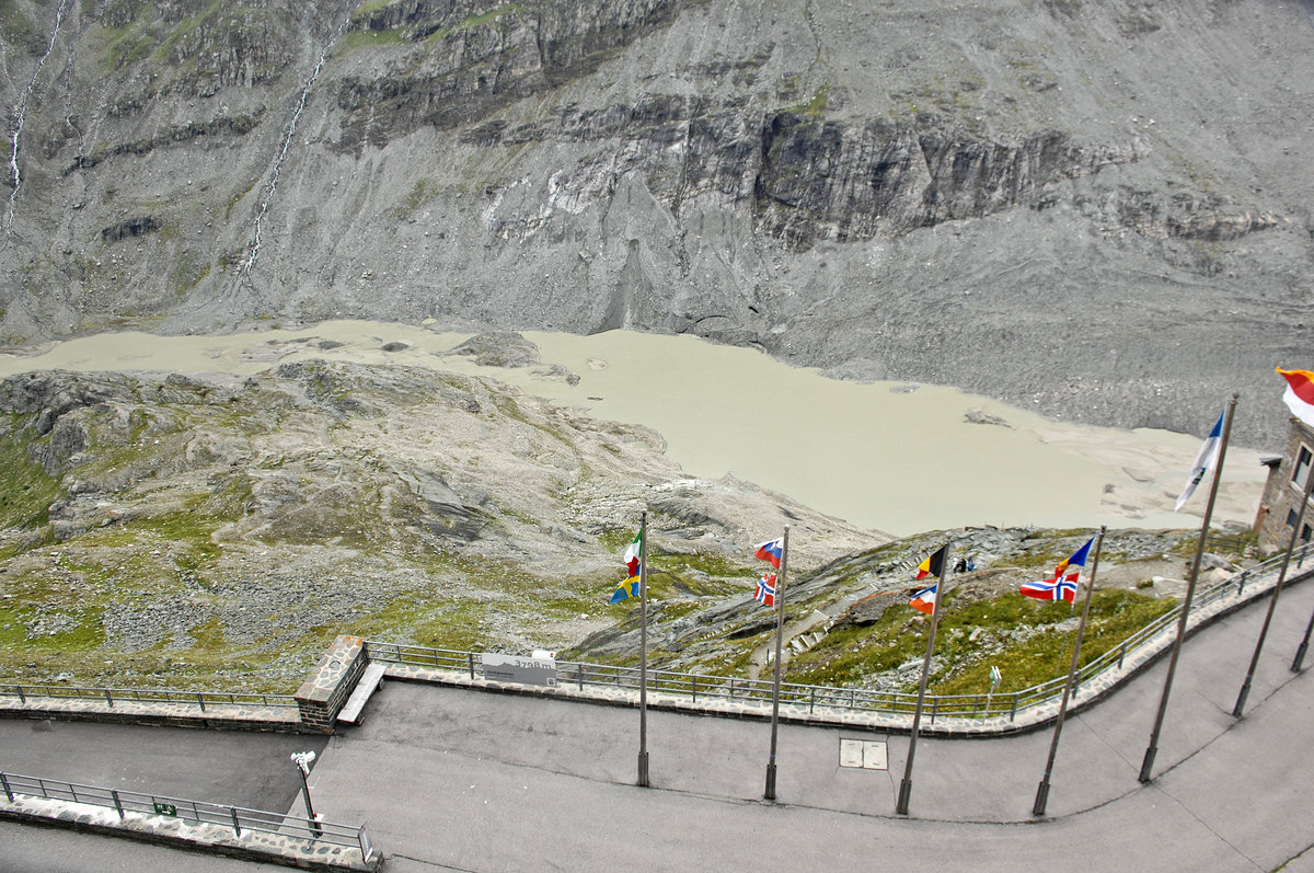 Schmelzwasser am Fuß des Gletschers Pasterze im Nationalpark Hohe Tauern in Österreich. Aufnahme: 6. August 2016.