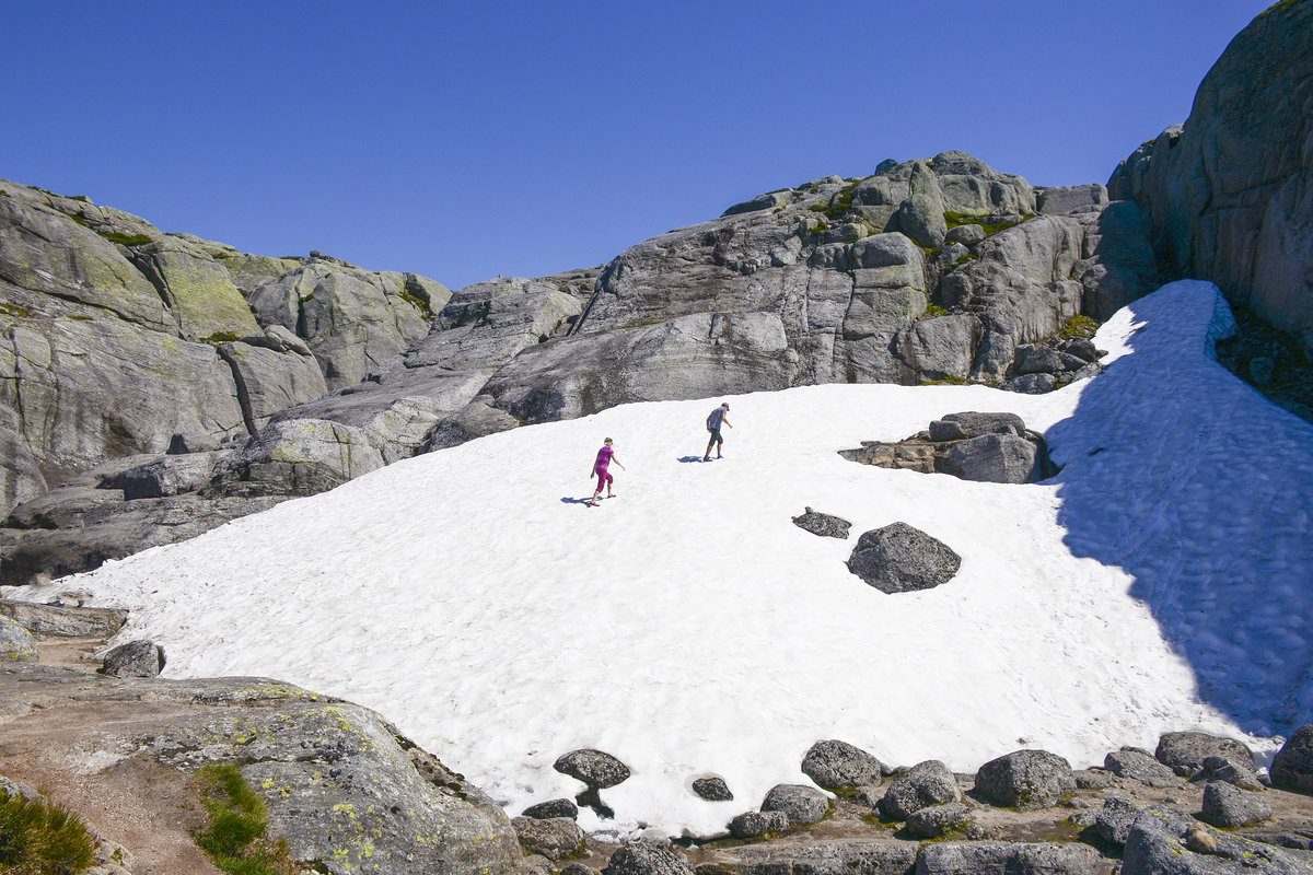 Schnee am Kjeragbolten im norwegischen Roland. Aufnahme: 3. Juli 2018.