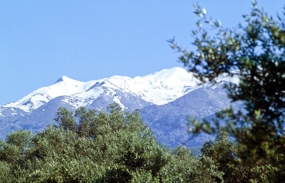 Schneebedeckte Berge auf Kreta von Agil Apostoli aus gesehen. Bild vom Dia. Aufnahme: April 1999.