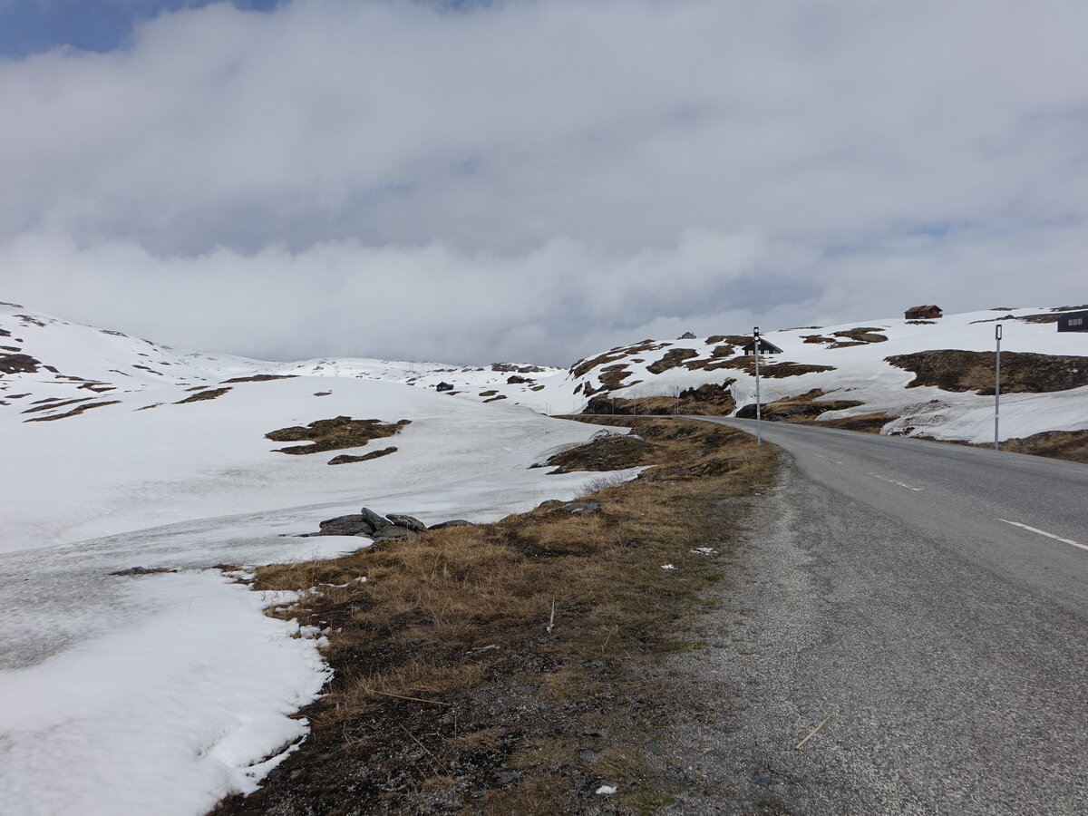 Schneefelder an der Straße 13 Vikafjellsvegen (26.05.2023)