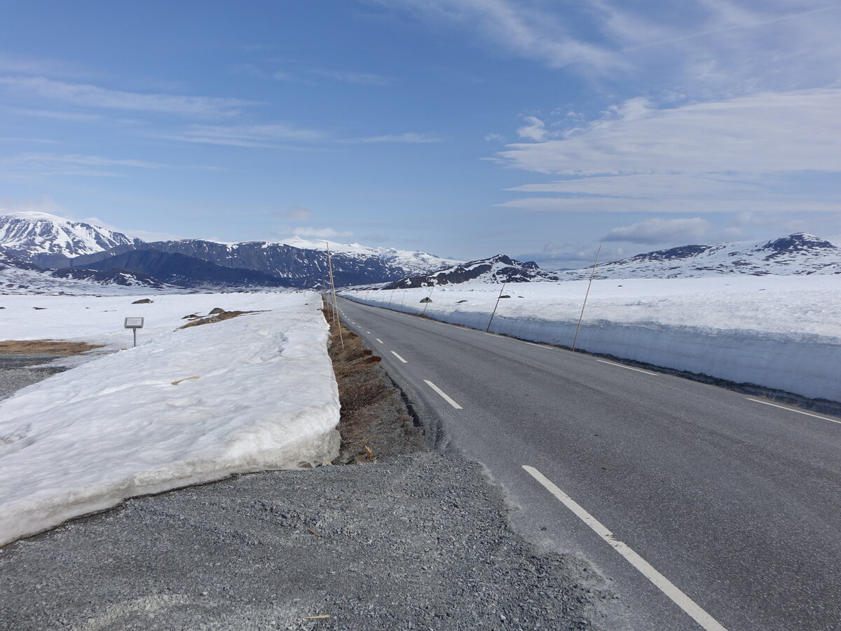 Schneefelder entlang der Straße 51, Innlandet (25.05.2023)