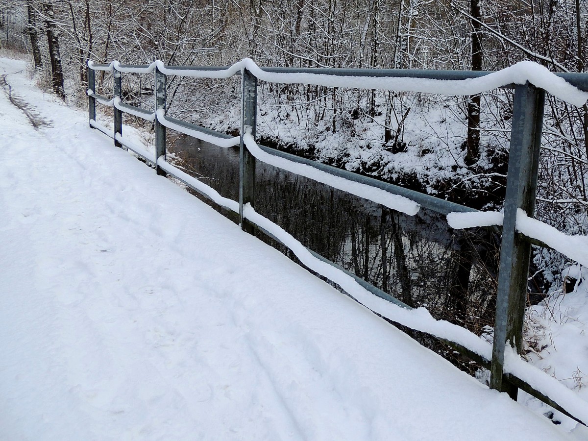  Schneewurst  am Brückengeländer; 160116