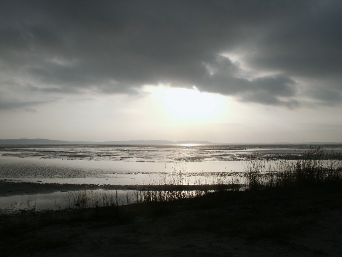 Schon Bedrohlich sah es,am 14.Februar 2014,über den Großen Jasmunder Bodden,bei Martinshafen aus,doch hier hatten sich nur ein paar Wolken vor die Sonne geschoben. 