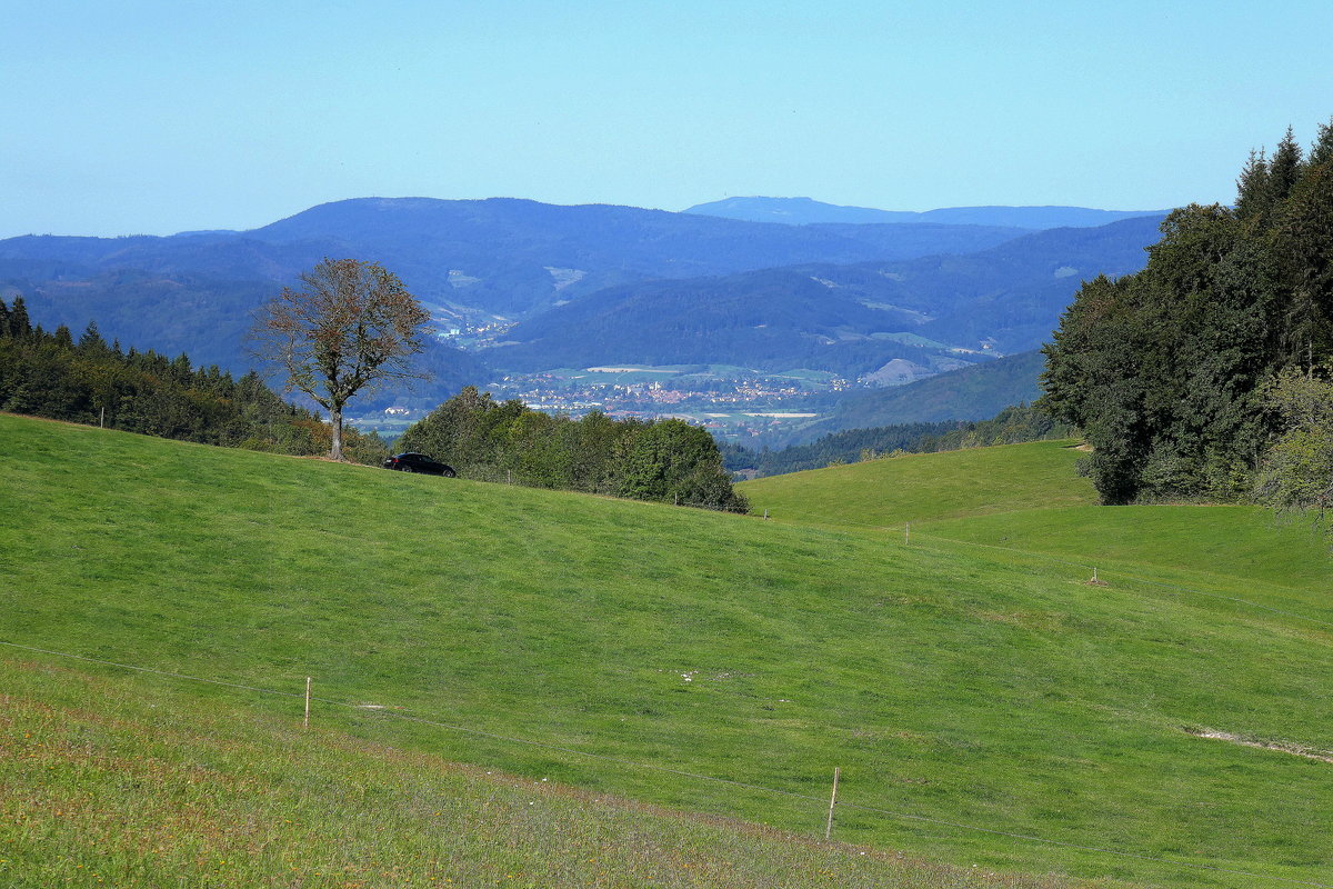 Schwarzwald, Blick von Biederbach im mittleren Schwarzwald ins Kinzigtal mit der Ortschaft Fischerbach, Sept. 2018