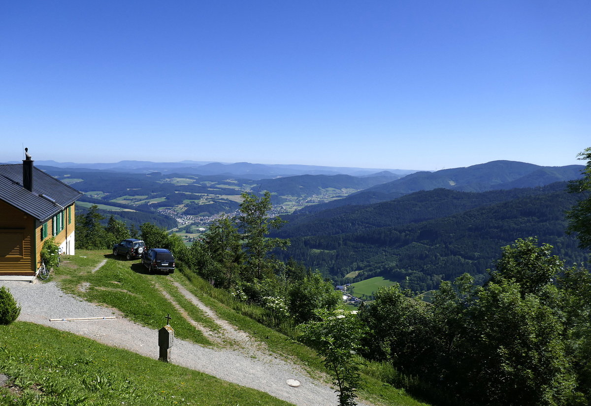 Schwarzwald, Blick von der Wallfahrtskapelle auf dem Hörnleberg(907m) ins Elztal mit dem Ort Elzach, links das Pilgergasthaus, Juni 2019