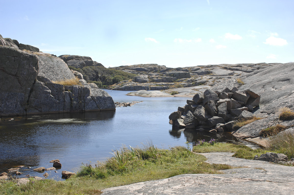 See auf der Insel Kleine im Bohusläner Schärengarten.Die Inseln im Schärengarten besitzen eine flache abgerundete Form. Einige sind nur wenige Quadratmeter groß und ragen nur einige Zentimeter aus dem Wasser, andere erstrecken sich über mehrere Quadratkilometer. 
Aufnahme: 2. August 2017.