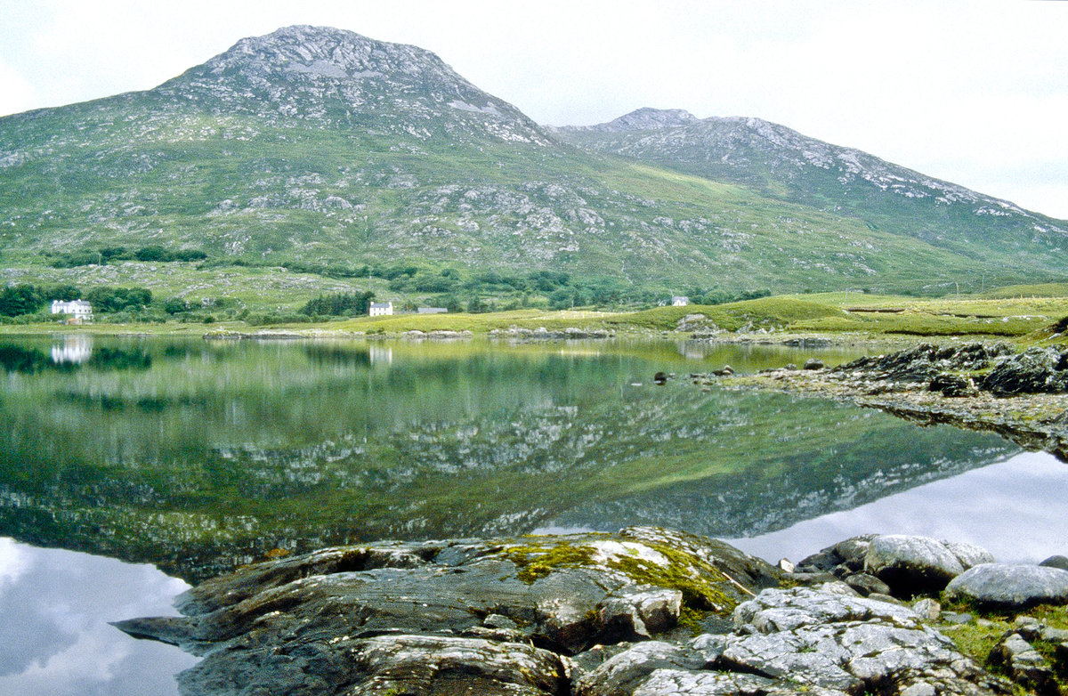 See in Connemara südlich von Clifden. Bild vom Dia. Aufnahme: Juli 1991.