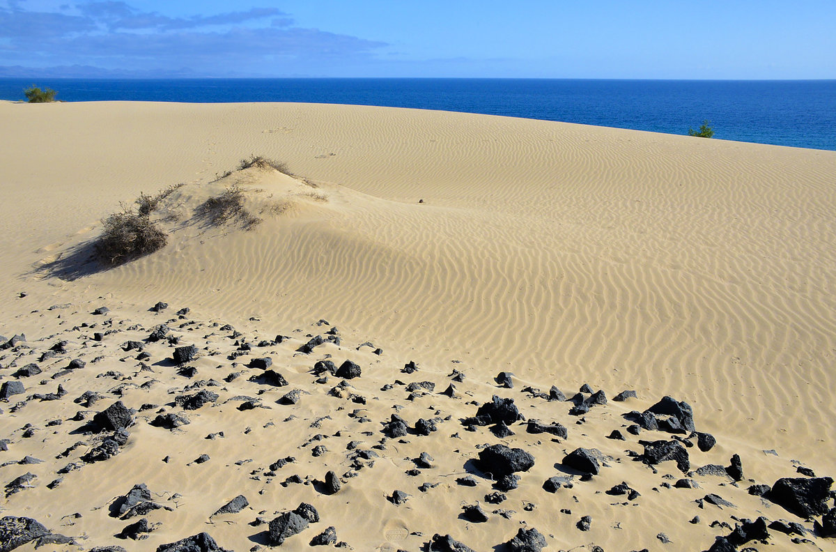 Seeblick in den Wanderdünen südlich von Corralejo auf der Insel Fuerteventura in Spanien. Aufnahme: 18. Oktober 2017.