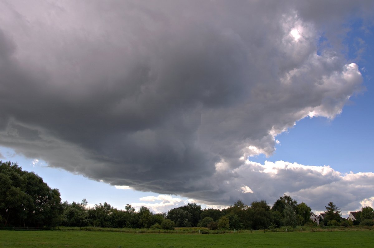 Sehr bedrohlich sieht diese langestreckte Haufenwolke von vorn aus, die sich am 10.08.16 über Diepholz in Richtung Osten bewegt