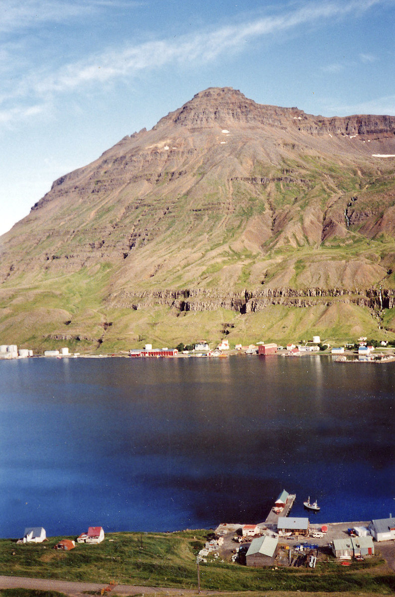 Seyðisfjörður (deutsch »Fjord der Feuerstelle«) im Osten Islands in der Region Austurland (Bild vom Dia). Aufnahme: Juli 1995.