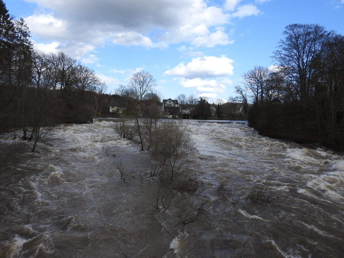 SIEG-HOCHWASSER MÄRZ `20 IN SCHLADERN/WASSERFALL
Mächtige Wassermassen transportierte die SIEG  nach tagelangen Regenfällen am
15.3.2020 über die Felsen des Wasserfalls bei SCHLADERN......