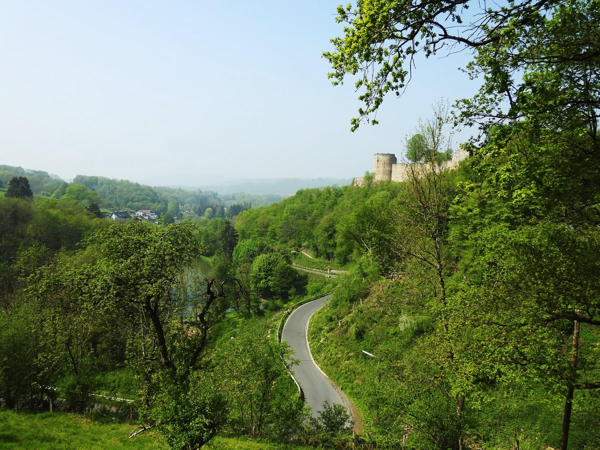 SIEG-LANDSCHAFT BEI HENNEF/BLANKENBERG
Kurz vor HENNEF führt aus dem Siegtal eine schmale Serpentinenstrasse hinauf zur
STADT BLANKENBERG mit einer mehr als 800-jährigen Geschichte..
Um 1150 wurde Burg Blankenberg von den GRAFEN VON SAYN auf einem hohen
Felssporn über der Sieg errichtet...am 1.5.2019