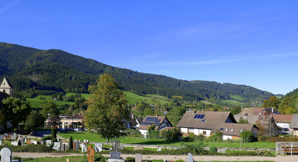 Simonswald, Blick vom Plateau der St.Sebastian-Kirche ins Simonswäldertal / mittlerer Schwarzwald, Okt.2022