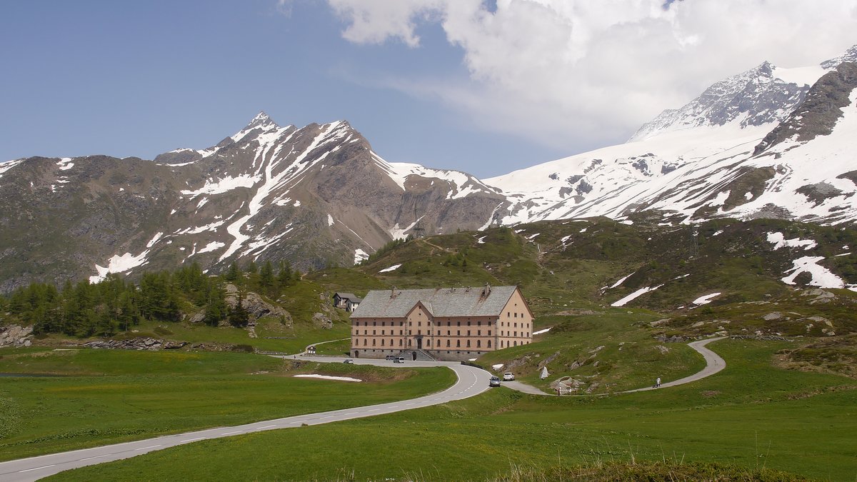 Simplon-Hospiz der Augustiner-Chorherren vom Grossen St. Bernhard auf dem Simplonpass, den Bau befahl Napoleon Bonaparte im Jahre 1801 ursprünglich als Kaserne; 10.06.2014
